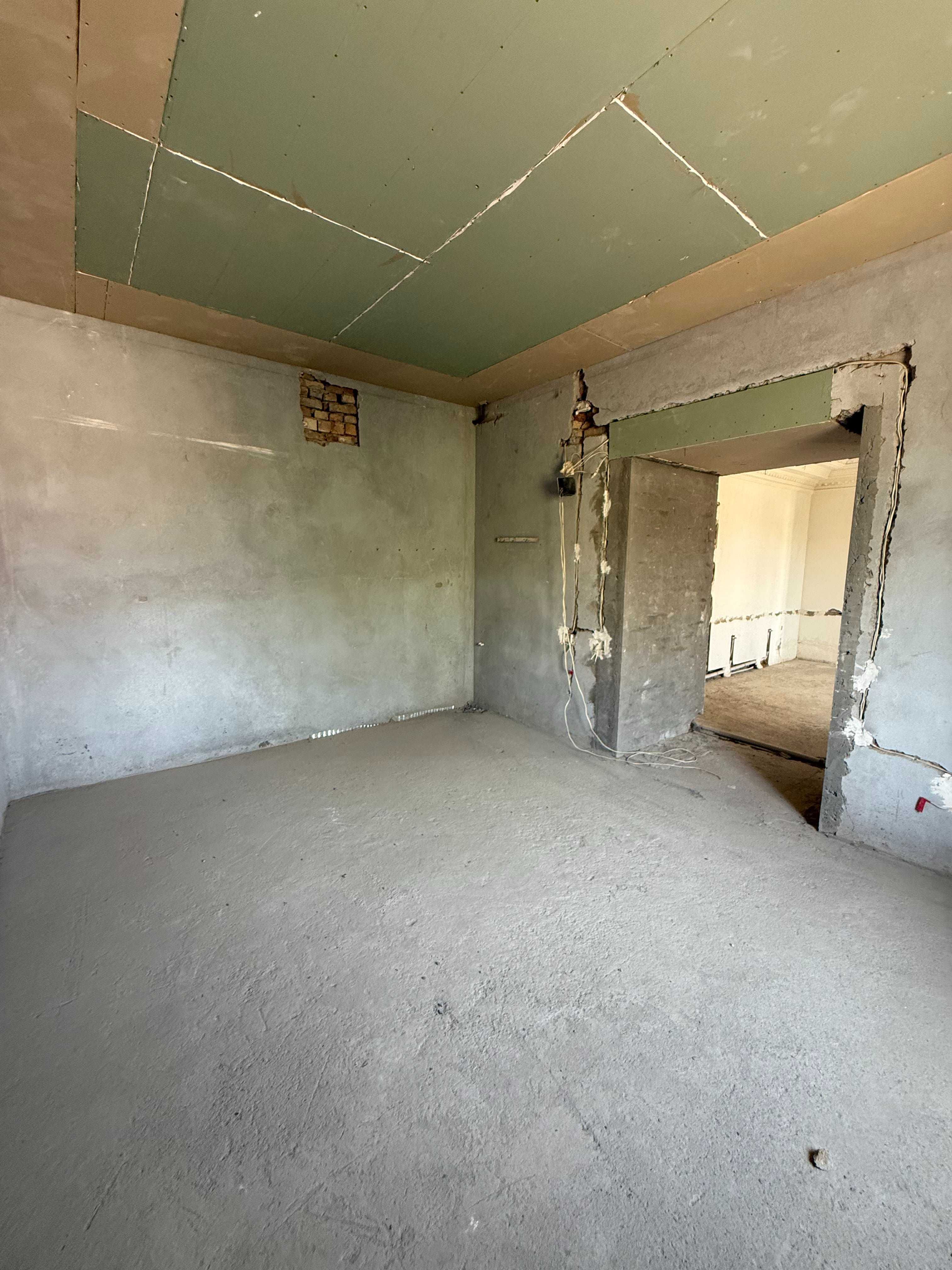 Продаётся просторная квартира 208 м² в 3-этажном доме (вторичка)