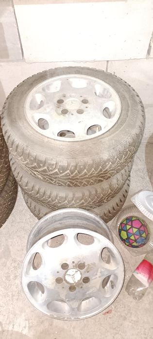 Продам диски с зимними шинами на мерс 124