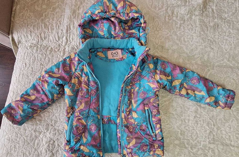 Куртка демисезонная, размер 110-116, примерно на 3-4 года.