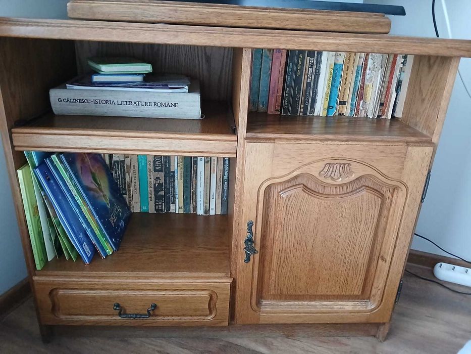 biblioteca vintage din lemn masiv si comoda