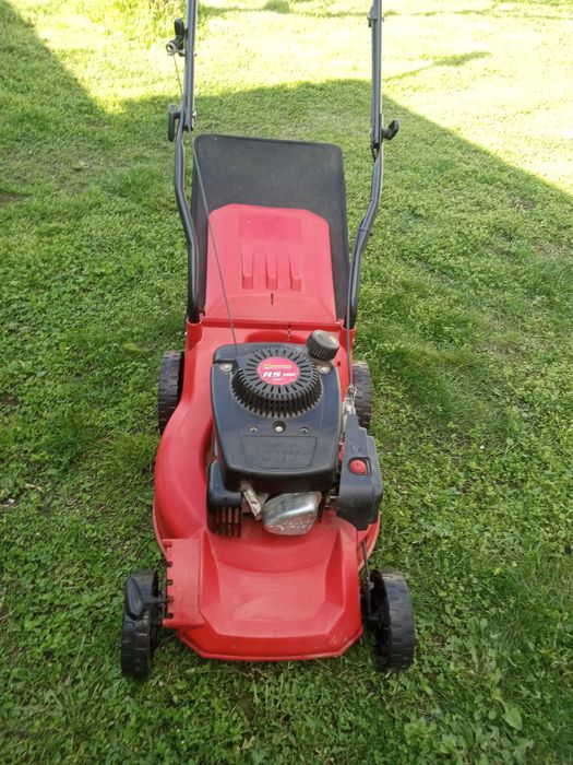 Продавам градинска косачка