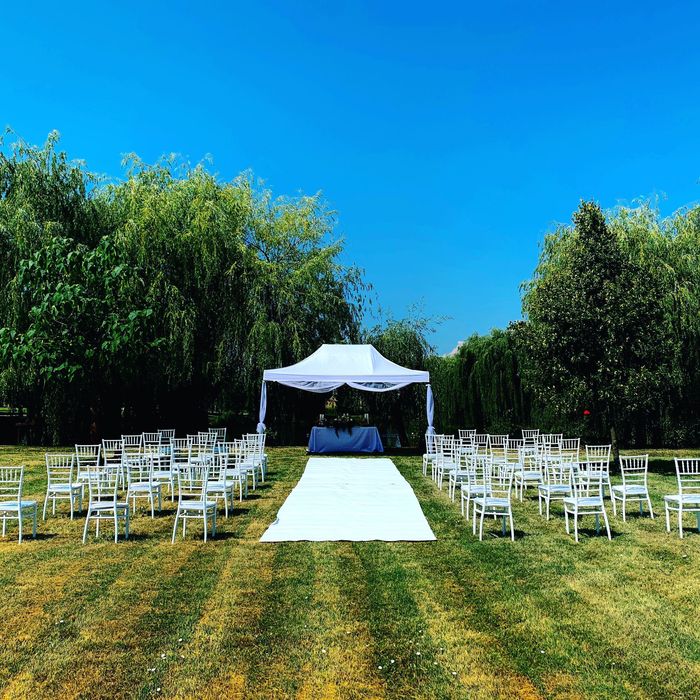 Scaune pentru evenimente de inchiriat (Chiavari alb, Crossback maro)