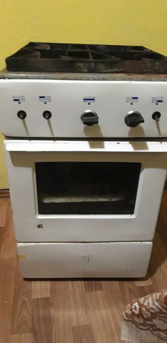 Газовая плита четырёх конфорки