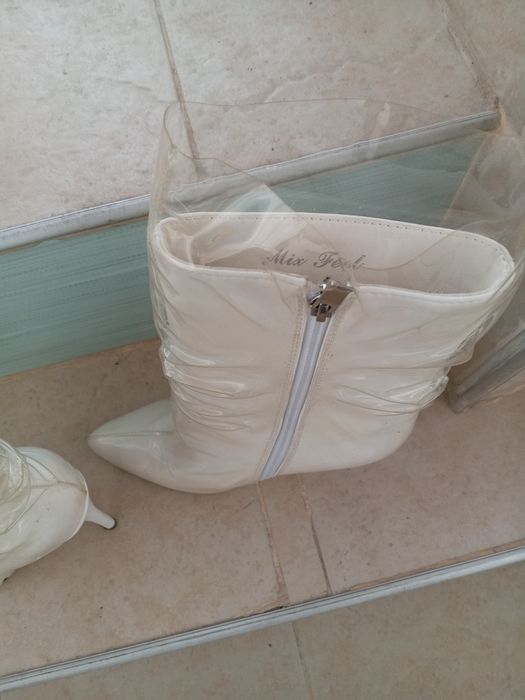 Бели дамски ботуши