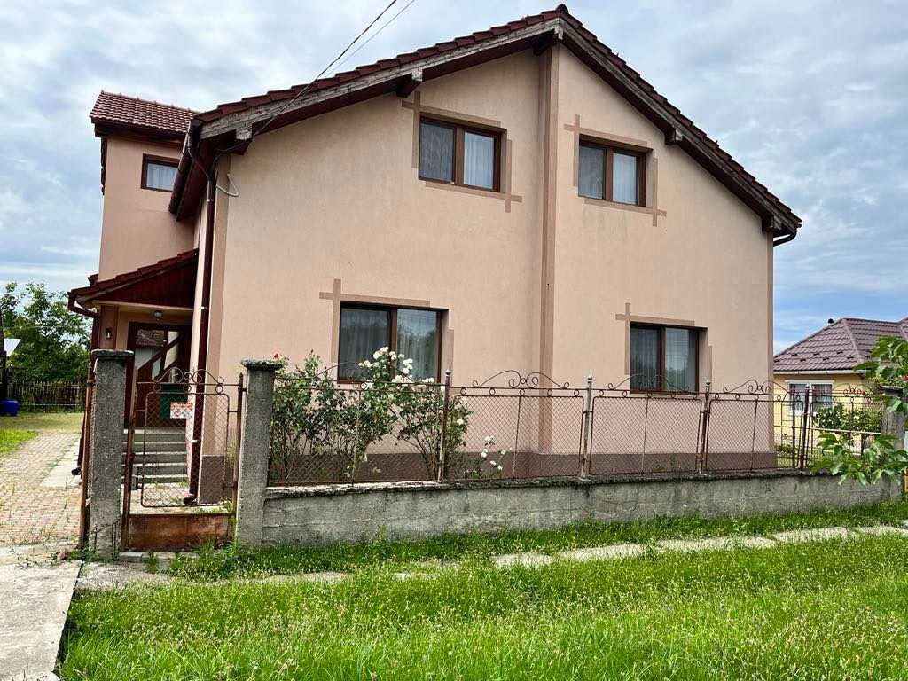 Casă de vânzare – 204 mp utili + anexe + 1550 mp teren – ARDUD