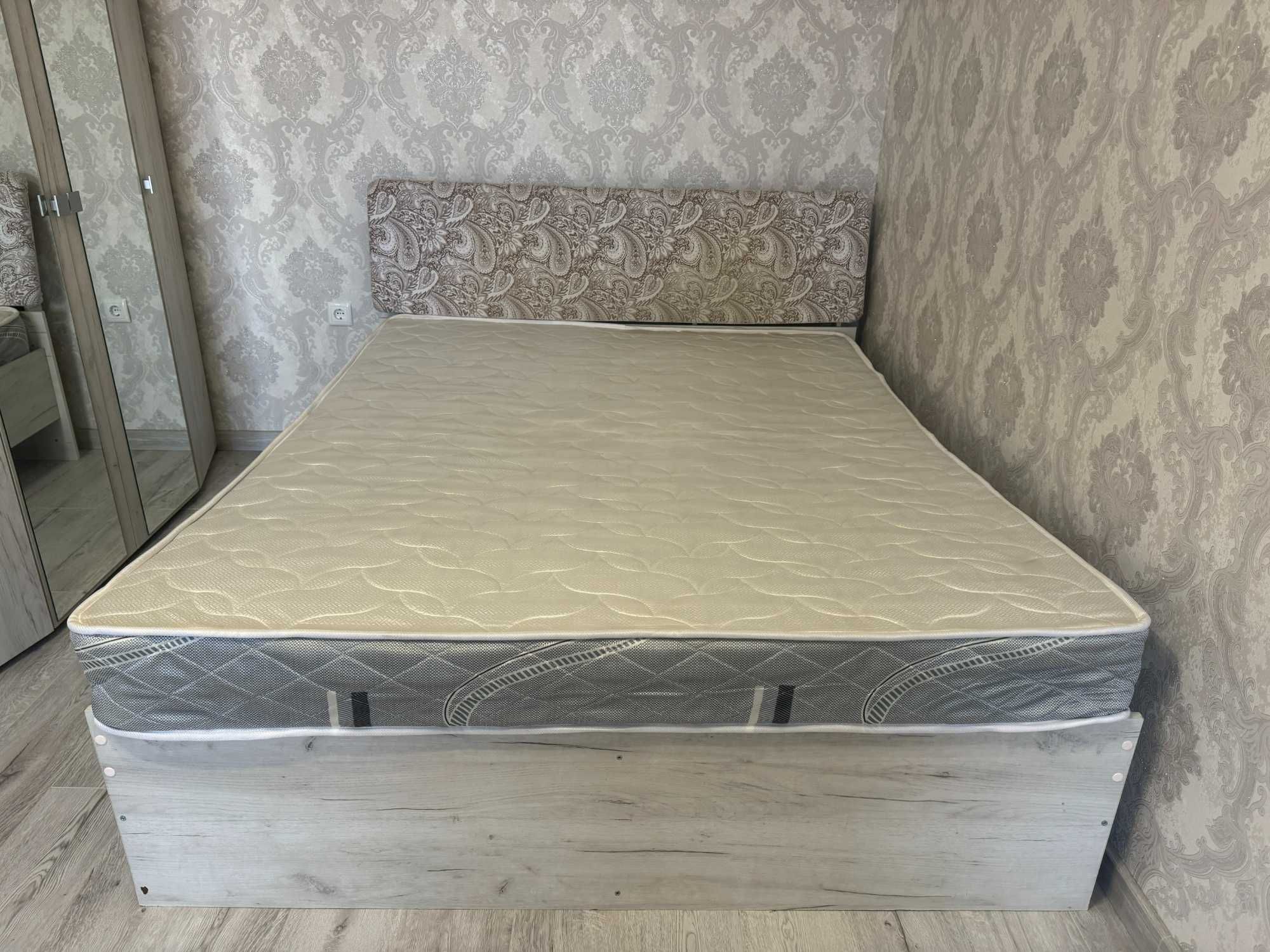 Кровать двуспальная без матраса, ширина 160см