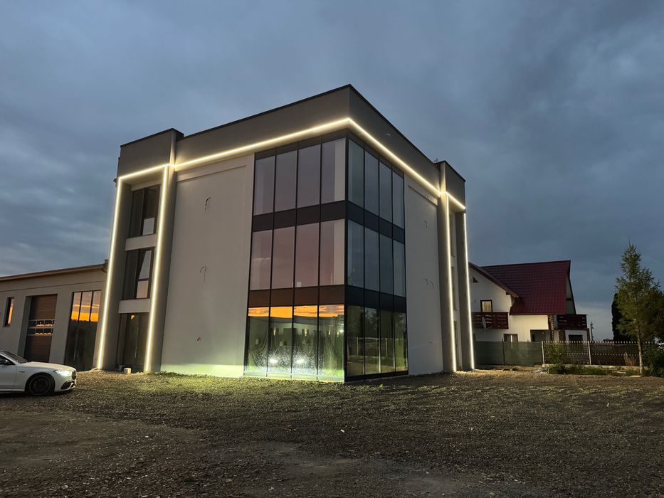 De închiriat 3 spații de 200m2 și hala de 450m2