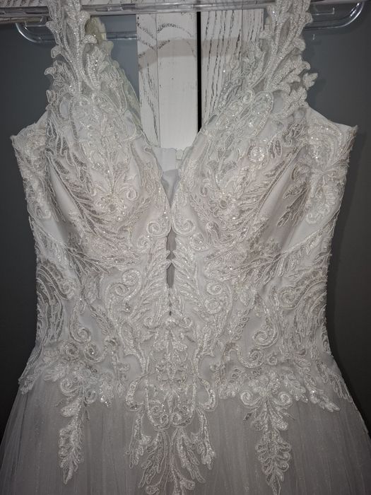 Vând rochie de mireasa+ crinolina 3 cercuri