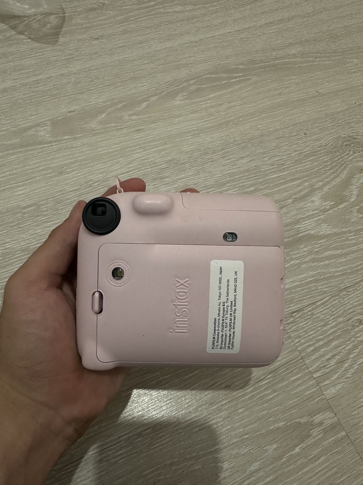 Instax mini 12 розовый цвет работает идеально