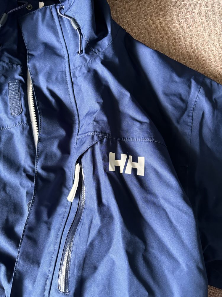 Продавам яке Helly Hansen