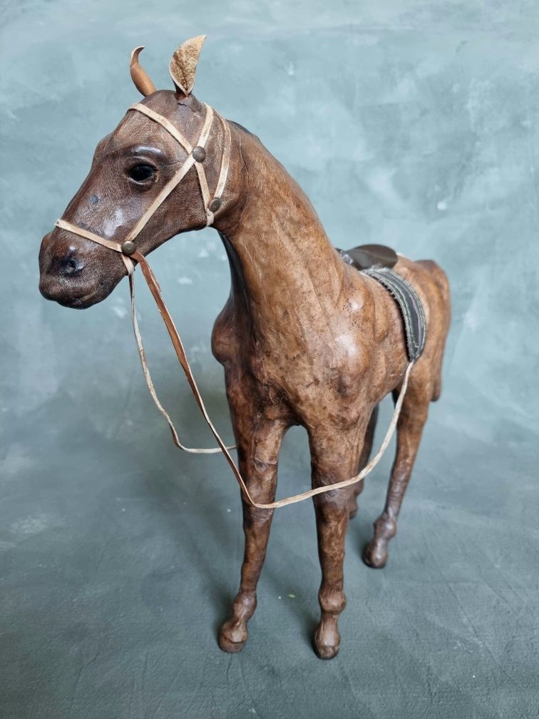 Кожаная статуэтка лошадь