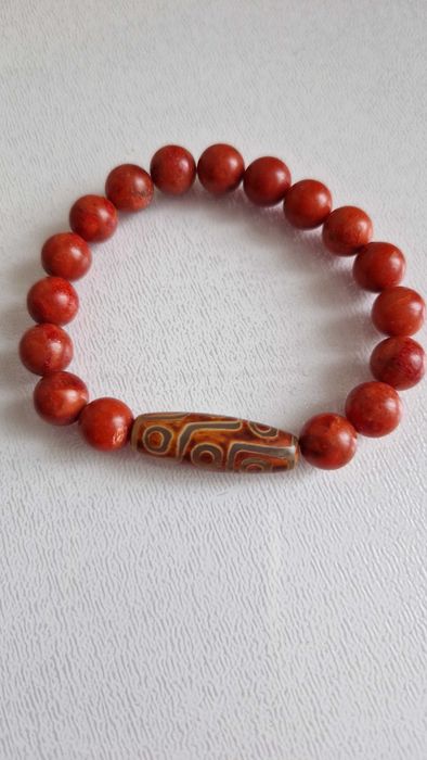 Браслет с натурального камня с бусинами Дзи.
