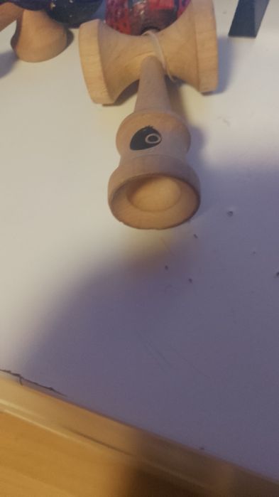 Vând o kendama mam jucat puțin cu ea