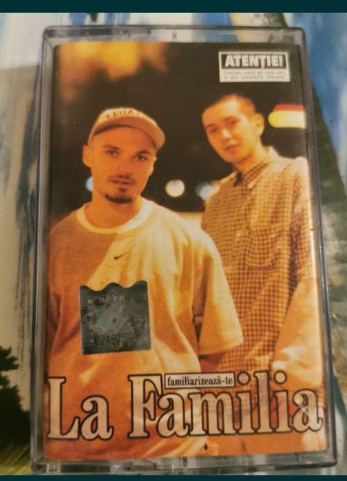 Caseta La Familia - Familiarizeaza-te (2001)