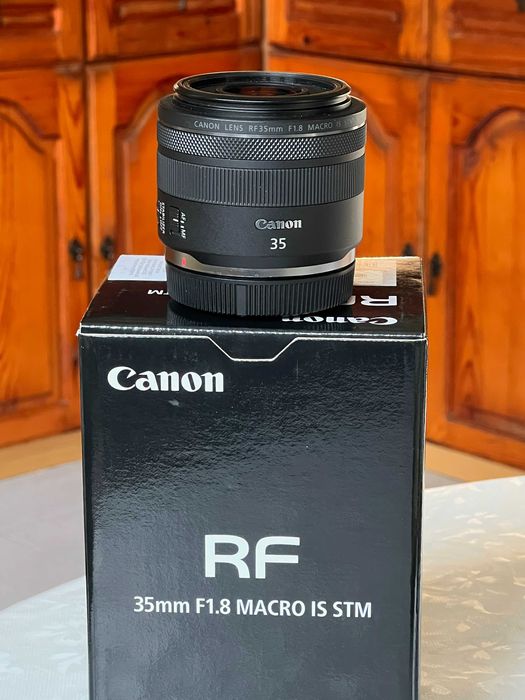 Canon RF 35mm f/1.8 Macro IS STM