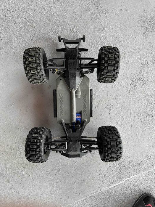 Traxxas Hoss cu Baterie si Incarcator