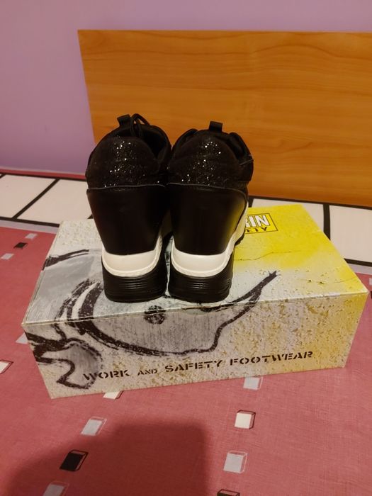 Vând Adidași cu Platforma Mărimea 37