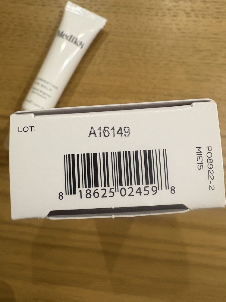Продавам околоочен балсам на Medik8