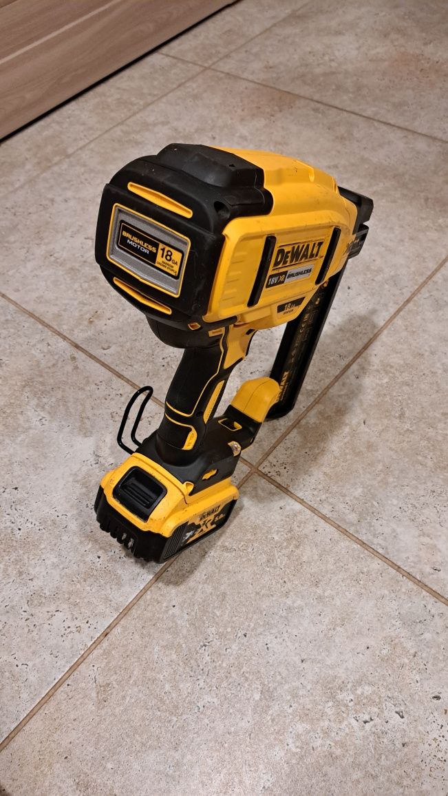 Pistol Dewalt DCN681