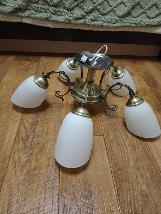 Продам люстру на 5 ламп