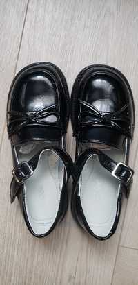 Pantofi negri pentru fete