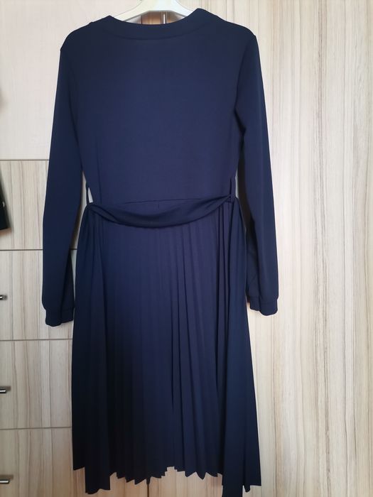 Тъмно синя рокля с дълъг ръкав