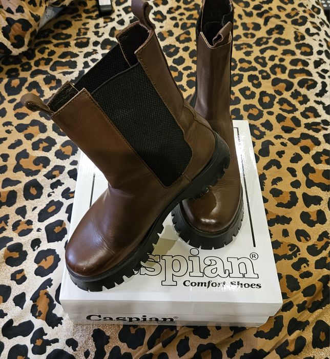 Vand ghetute de piele maro  la 100 de lei