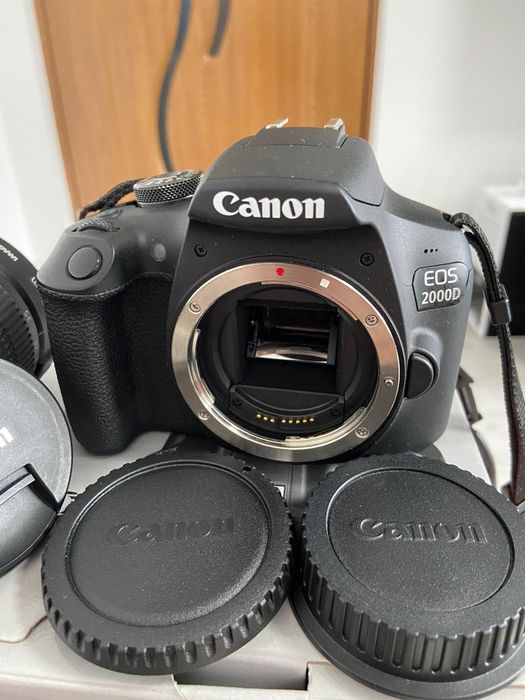 Aparat fotografiat DSLR Canon 2000D