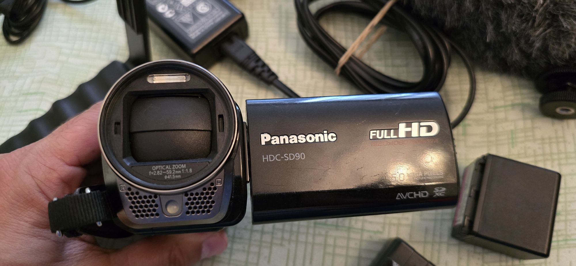 Panasonic HDC-SD90 Full HD видеокамера 40x zoom 28mm wide + аксесоари