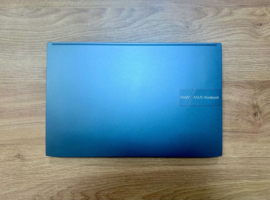 Laptop ASUS din aluminiu cu ecran OLED si sunet Harman Kardon