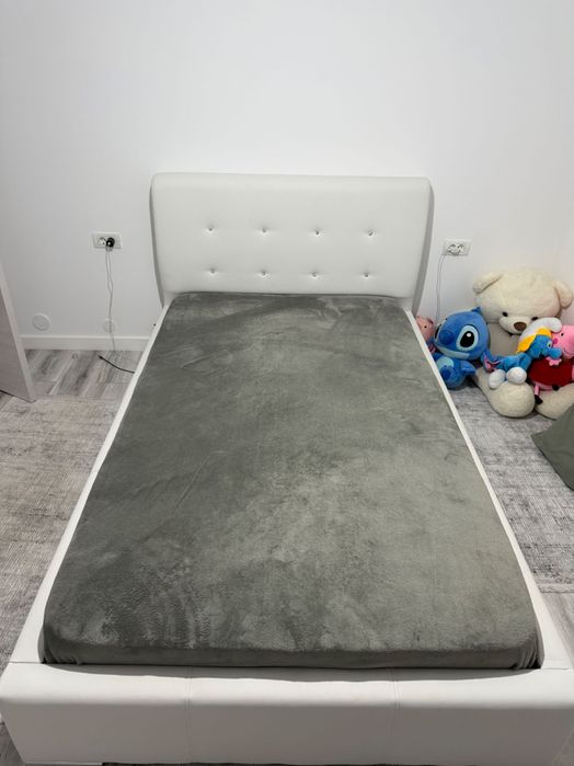 Pat tapițat cu spațiu de depozitare