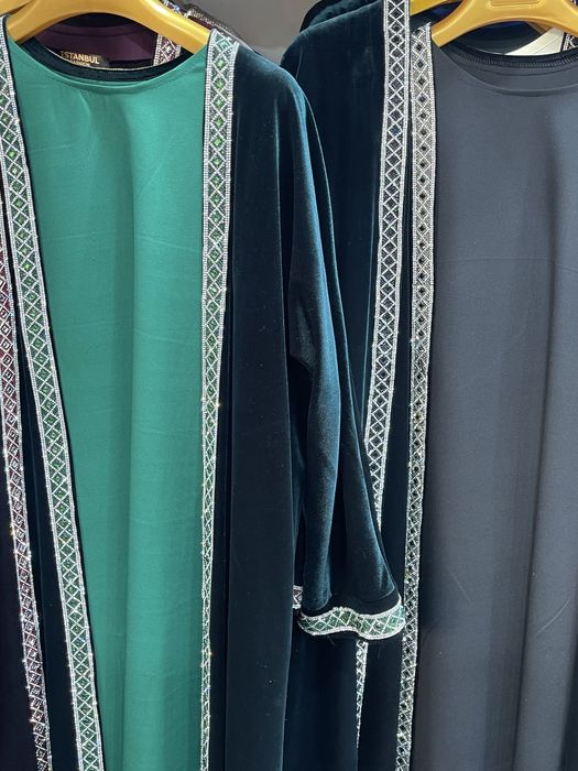 Абая двойка тошлари тикилган куйлаги ичида