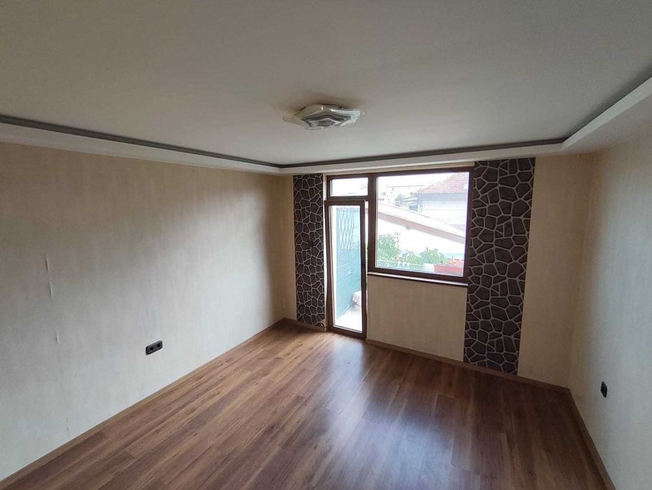 Етаж от къща с тераса и двор в кв. Левски