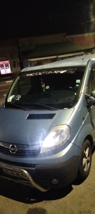 Vând Opel vivaro mixt motor 2 litri pe lanț 6 locuri plus dubă i