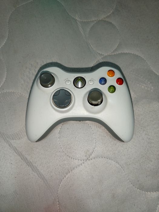 Xbox 360 alb cu o maneta