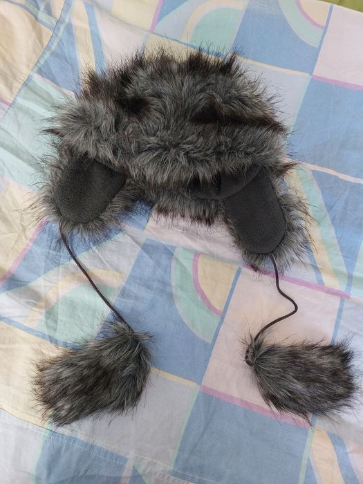 Caciula blana artificiala