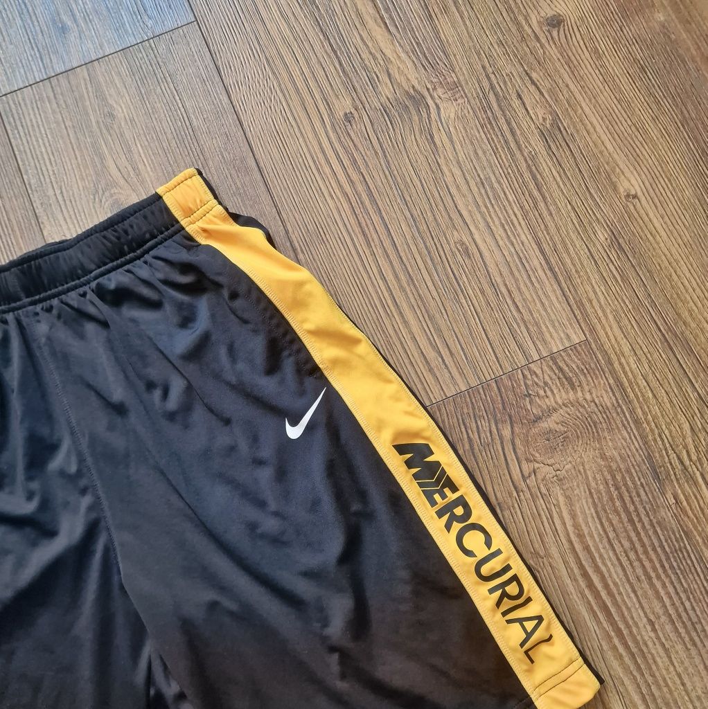 Страхотни мъжки къси шорти NIKE
MERCURIAL, размер S, без забележки
раз