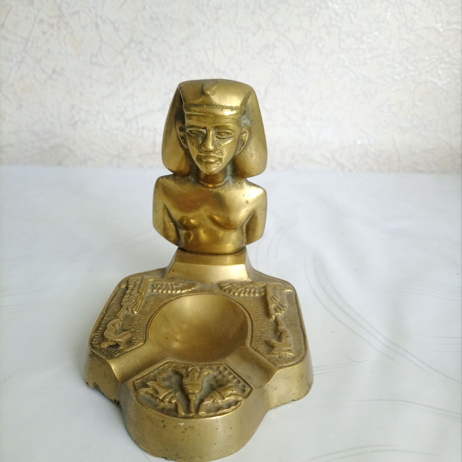 Продам пепельницы хрустальную и металлическую из Египта