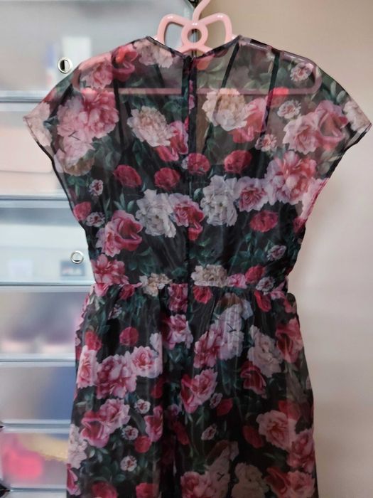 Rochie midi cu motive florale, nouă cu etichetă.