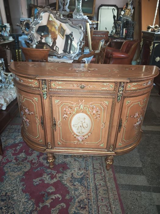 Красив рисуван комод.