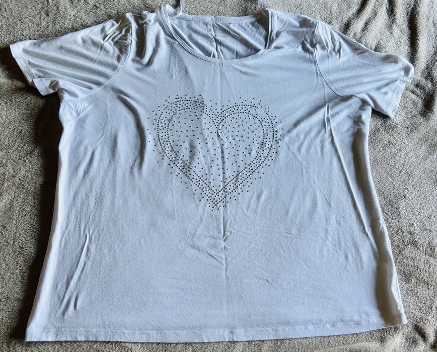 Tricou alb cu inimă din strasuri - Mărimea XL