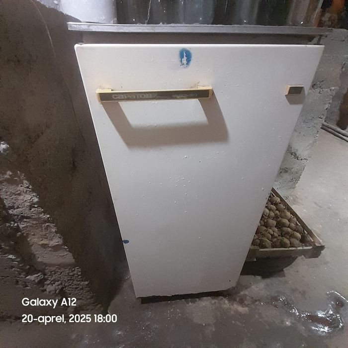 Xoladelnik ishlab turgan