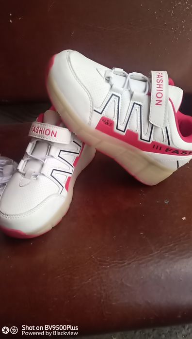 Светящиеся кроссовки,есть с роликами и без недорого.Есть большие разме