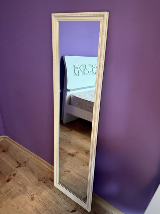 Дървено огледало с бяла рамка.