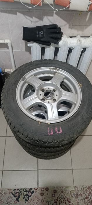 Срочно продам! Комплект зимних шин с титановыми дисками.