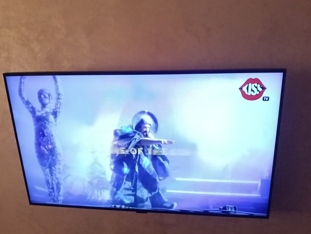 Televizor led Smart android Samsung cu diagonala de 110 cm.