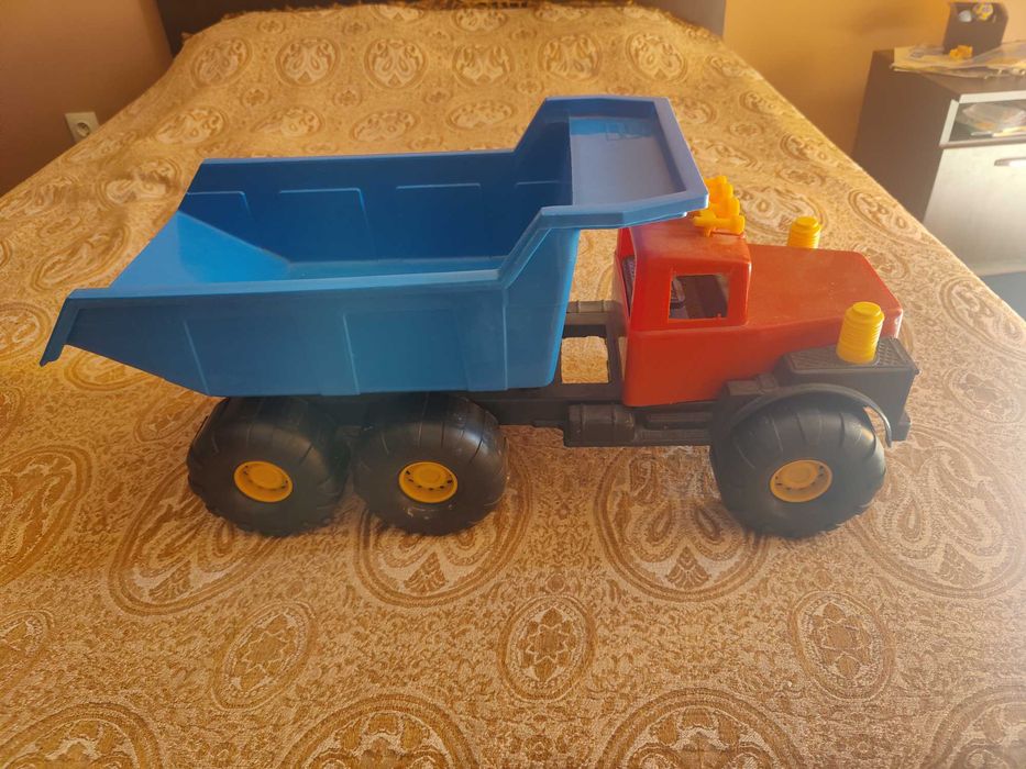 Продавам детска играчка Камионче - ново, голямо