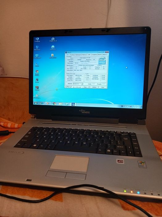 Laptop vintage Fujitsu Siemens cu Windows 7