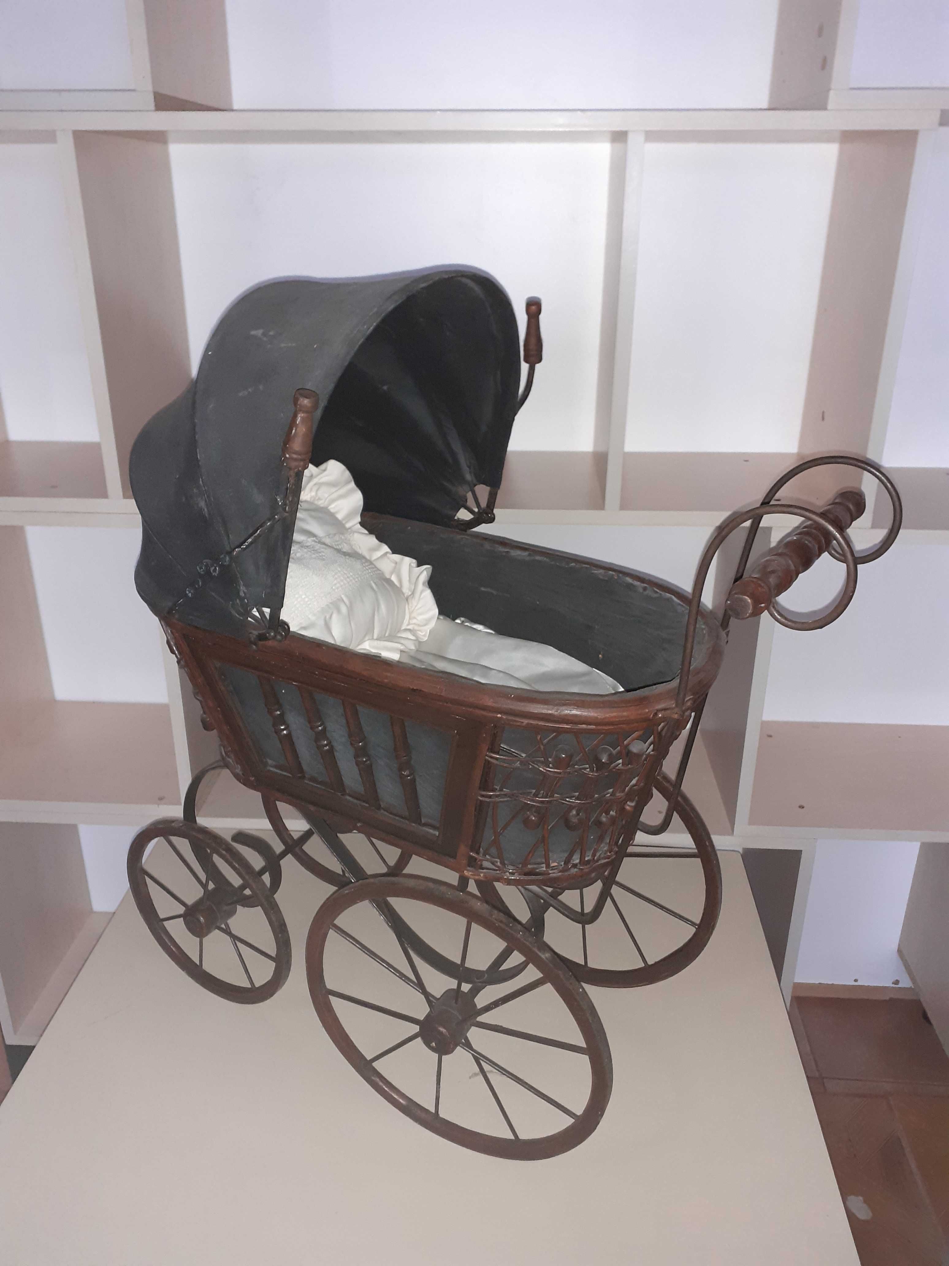 cărucior de păpuși vintage în stil victorian