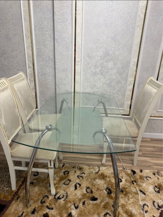 Стеклянный стол